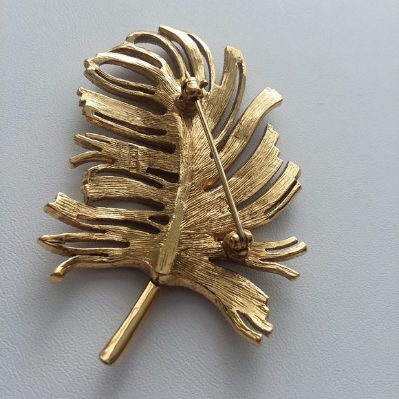 VTG. SIGNED MONET BROOCH 10K GOLD PLATED - Picture 2 of 3